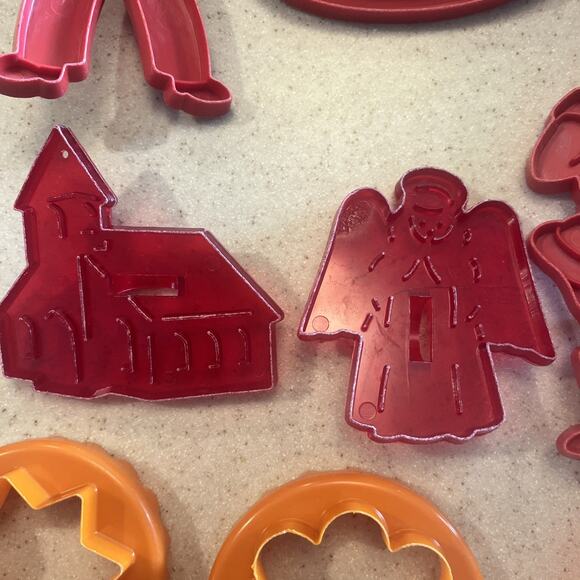 Lot Of 14 Vintage Plastic Cookie Cutters Various Holidays Bakercore Creativecook - Picture 4 of 8